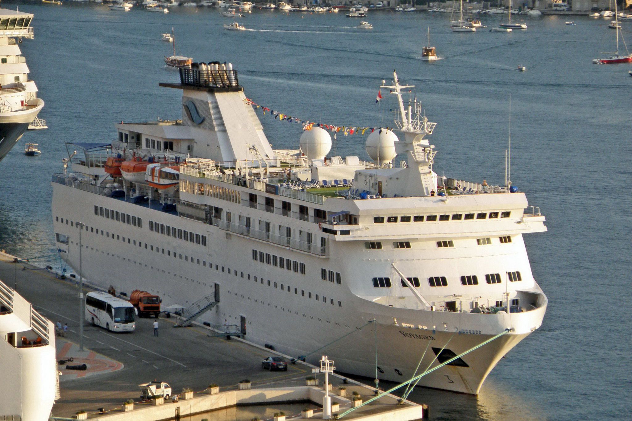 Лайнер виртуоза отзывы. Topaz Voyager ship. Лайнер Вояджер круизный, фото описание.