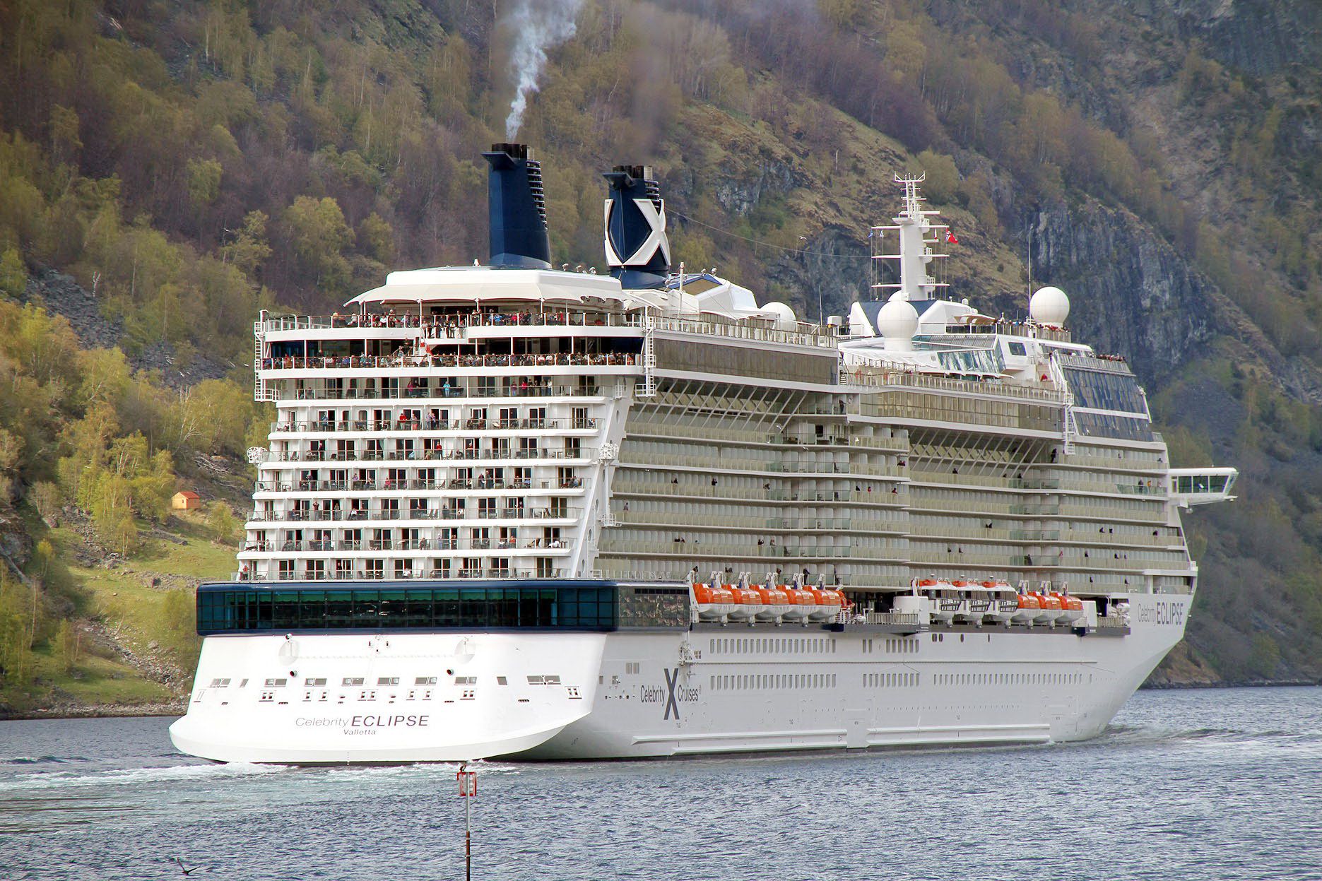 Сколько весит лайнер. Лайнер Eclipse. Celebrity Eclipse. Титаник на фоне современных суперлайнеров фото.