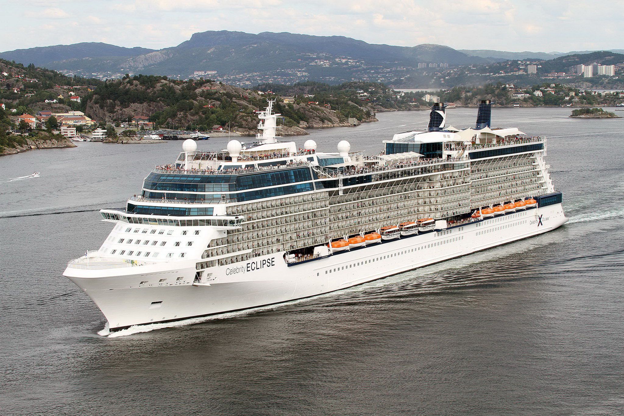 Лайнер celebrity. Лайнер Эклипс круизный. Celebrity Eclipse. Фотография лайнера Eclipse. Celebrity Eclipse Innenraum.