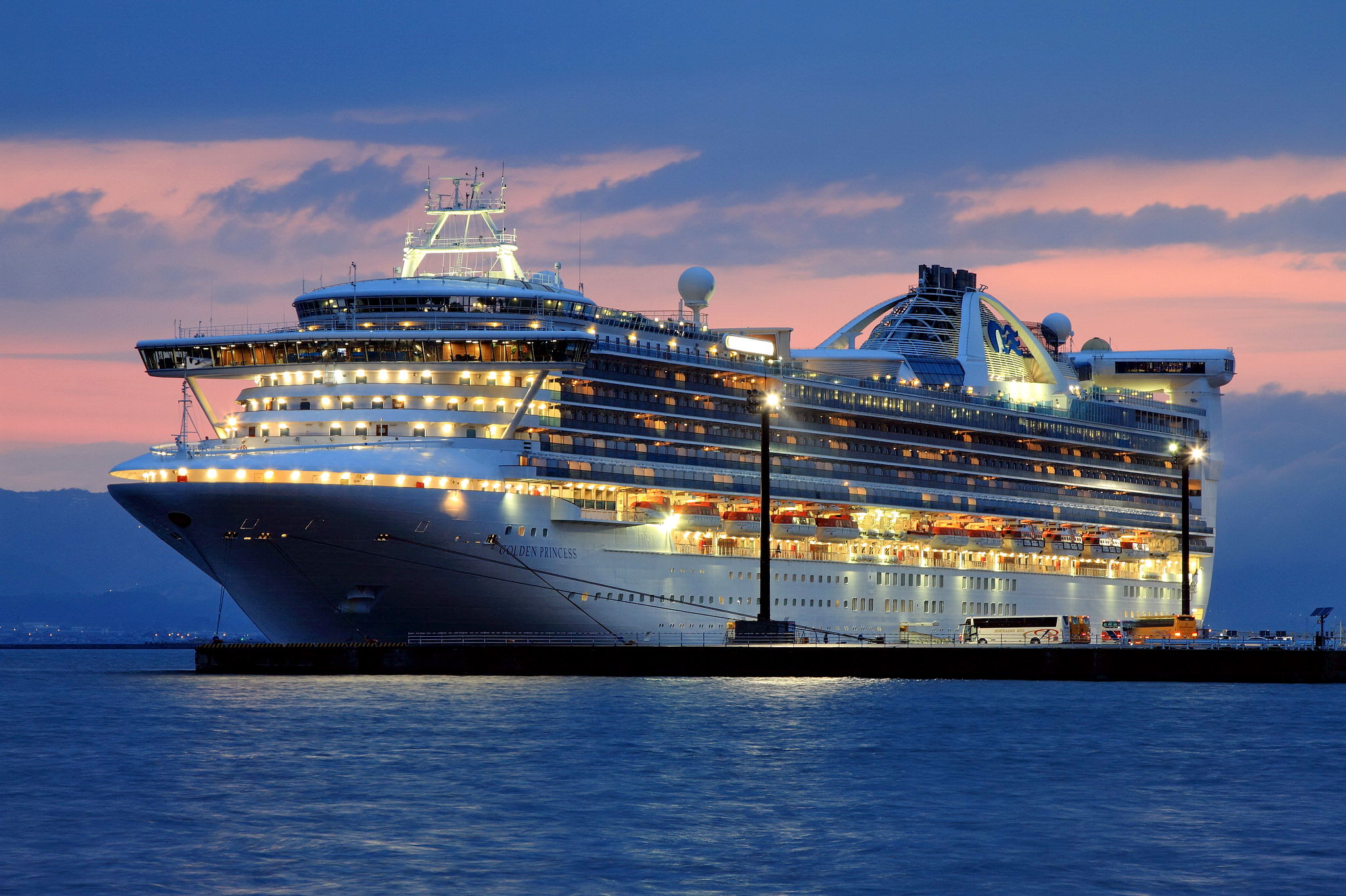 Сон лайнер. Golden Princess лайнер. Круизный лайнер Золотая принцесса. Круизный лайнер Санта Мария. Принцесса Мариса круизный лайнер Кипр.