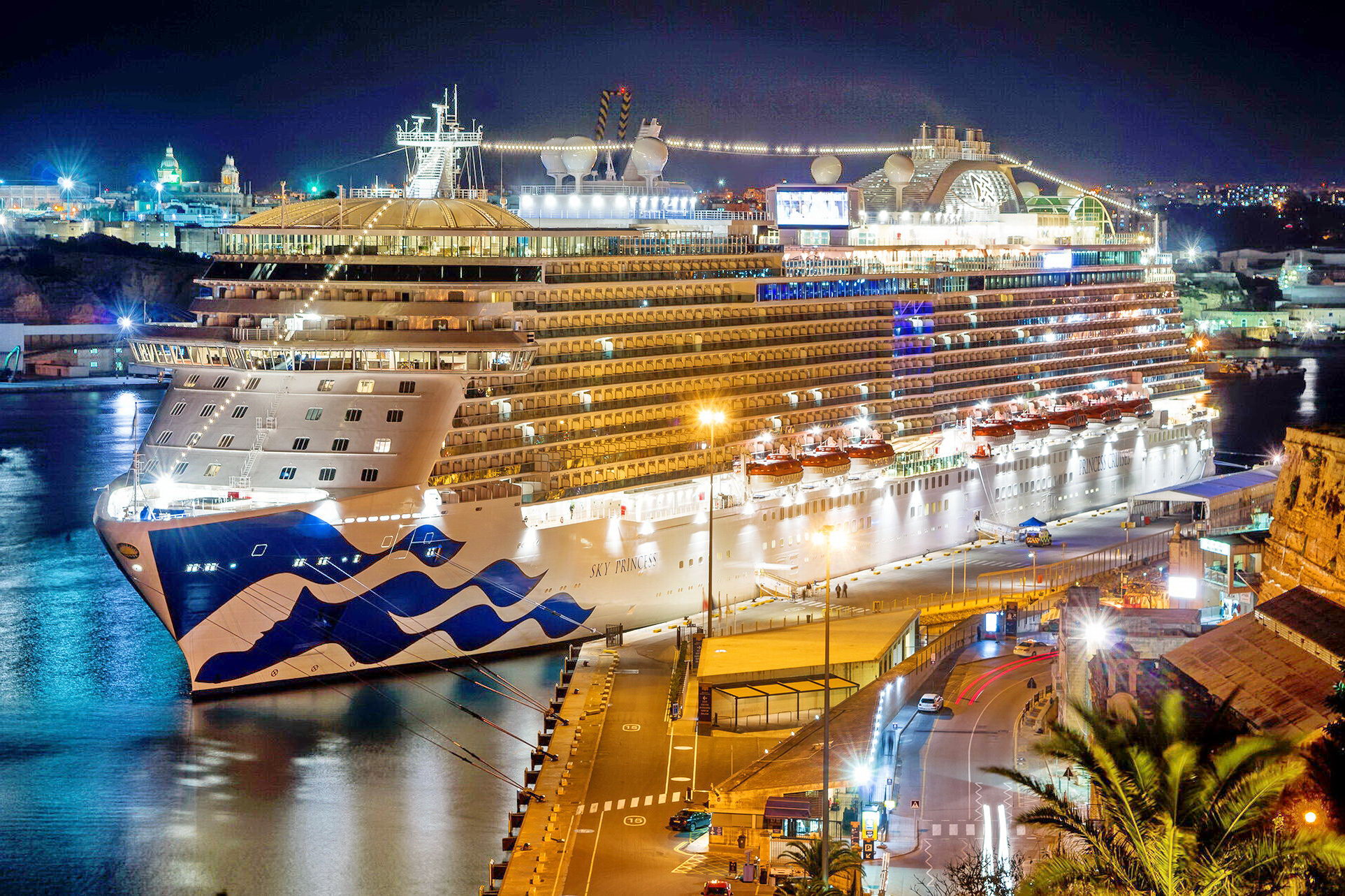 Круизный лайнер фото. Круизный лайнер - Sky Princess. Скай принцесс лайнер Санкт-Петербург. Лайнер Sky Princess 5*. Круизный лайнер в Лимассоле.