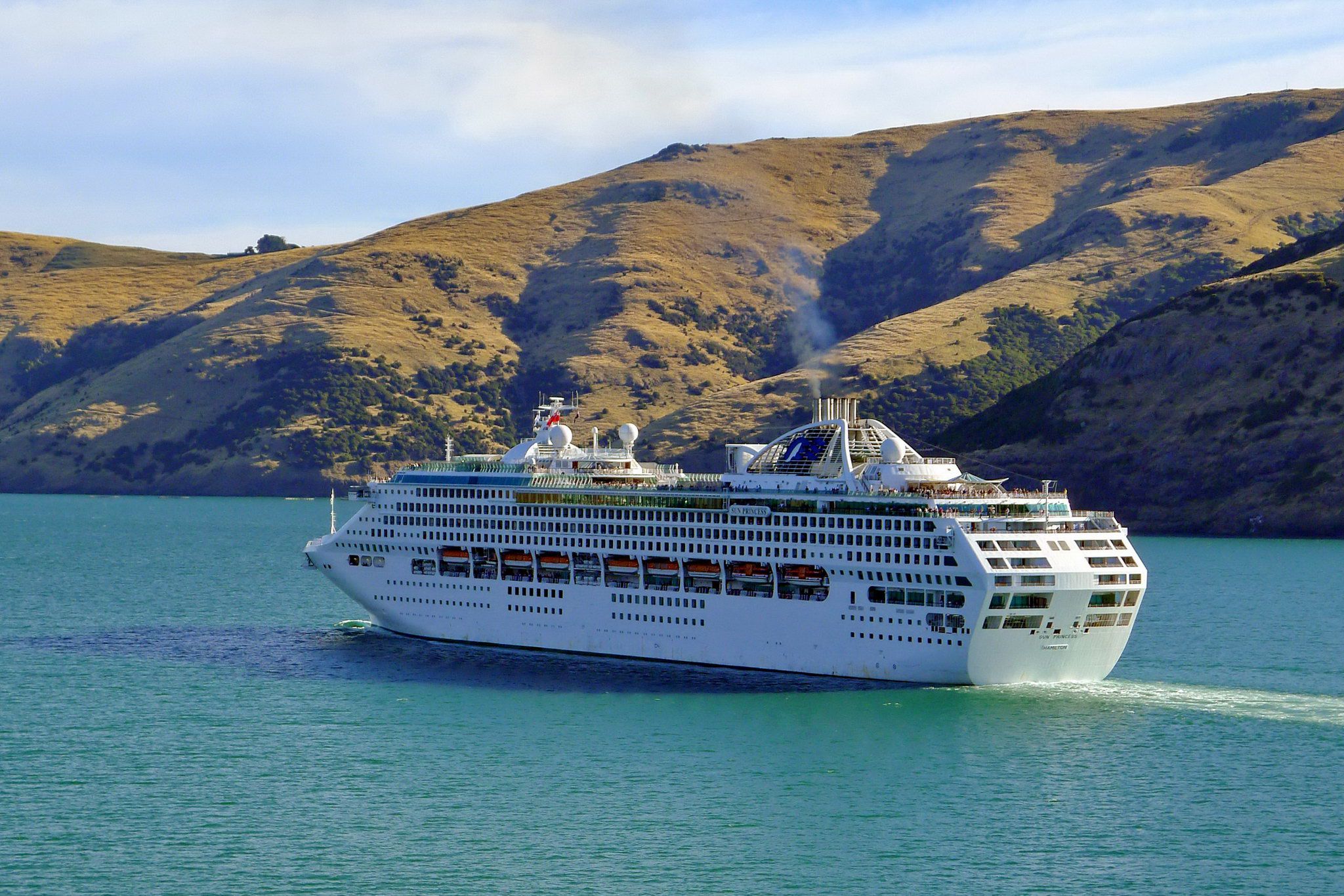 Princess sun. Sun Princess лайнер. Солнечная принцесса круизный лайнер. Морские круиза класса "стандарт". Круизный лайнер Sun Viking 1972 года.