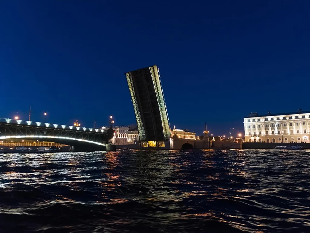 Ночная теплоходная прогулка от Петропавловской крепости + развод мостов