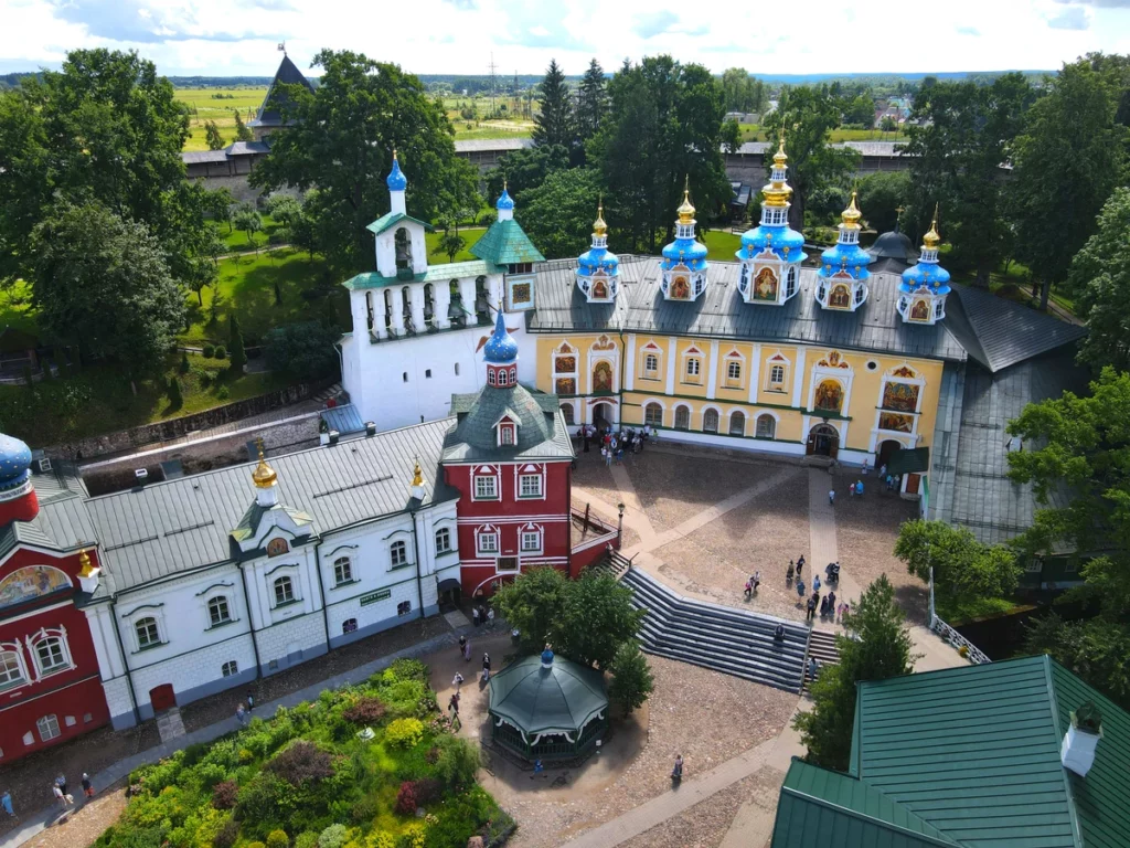 Печоры — Изборск — Псков: однодневная автобусная экскурсия из Петербурга 3