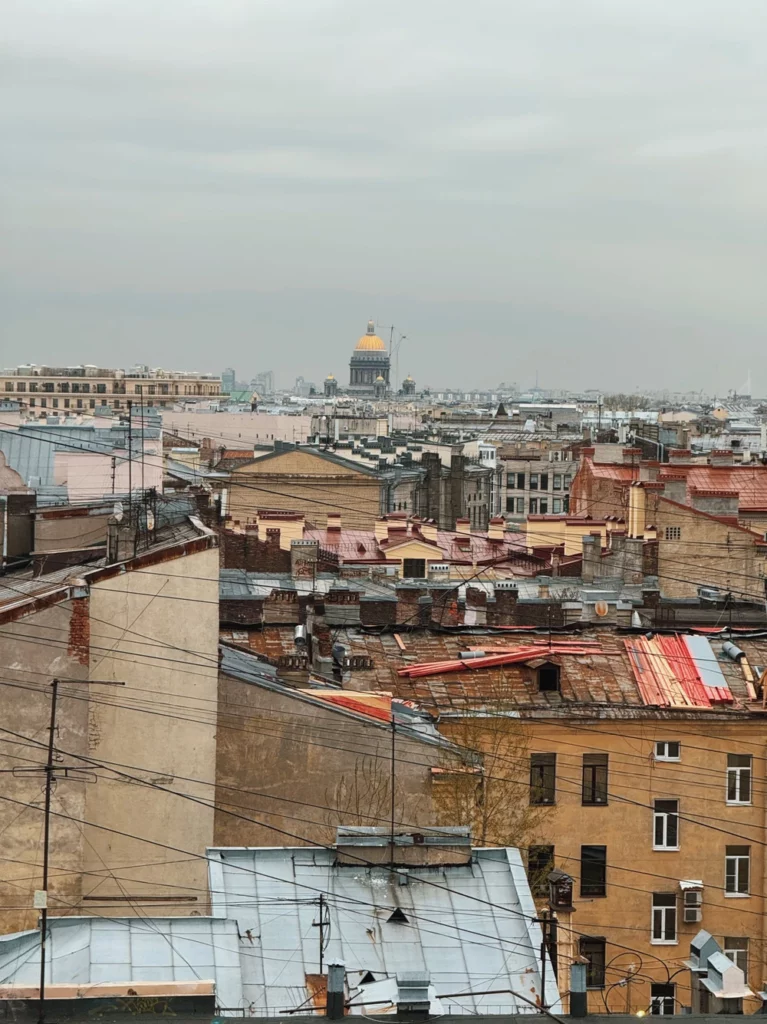 Петербург 4 в 1: дворы, парадные, коммуналки и крыша