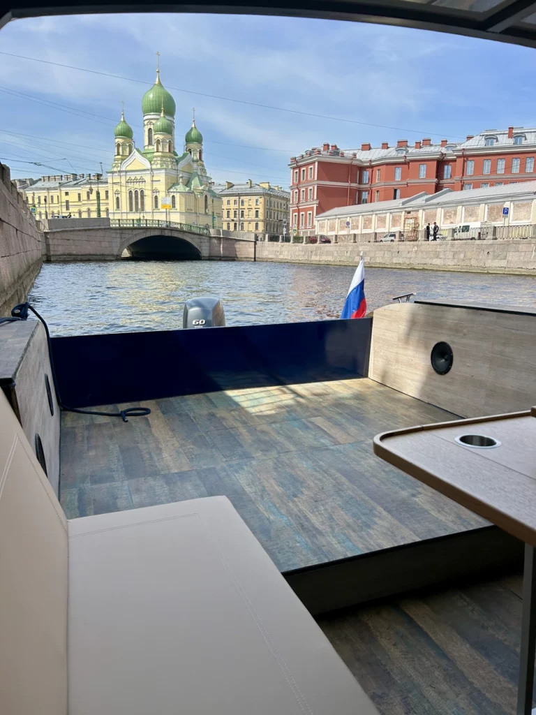 Прогулка на катере в Санкт-Петербурге — для вашей компании 4