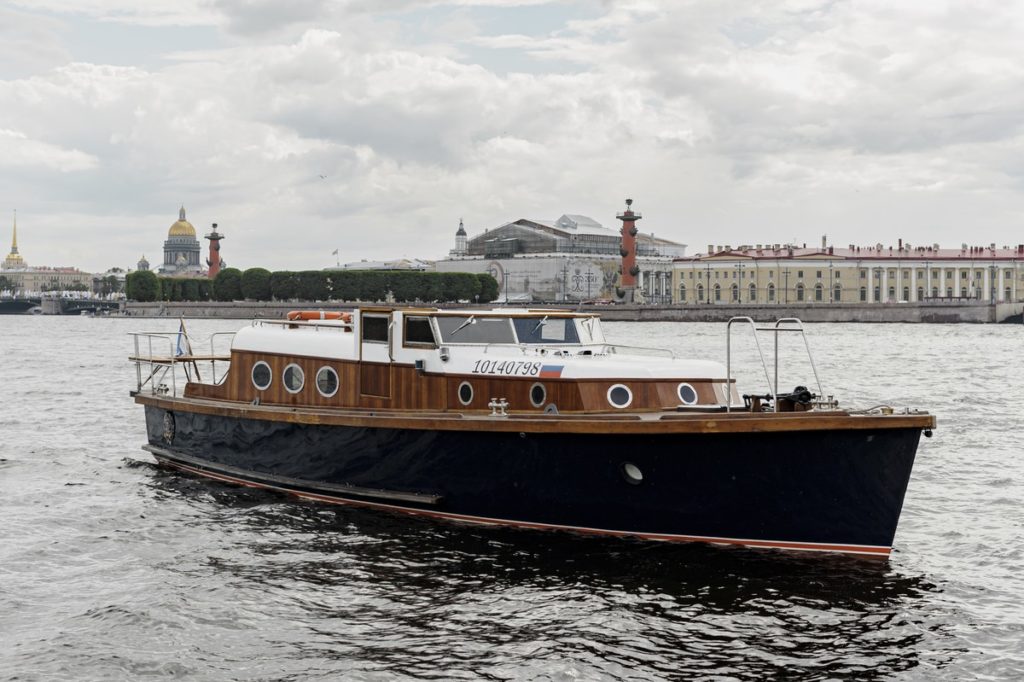Волшебный Петербург: водная прогулка на ретро-катере