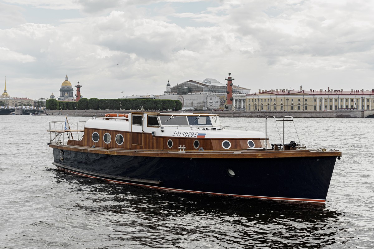Волшебный Петербург: водная прогулка на ретро-катере