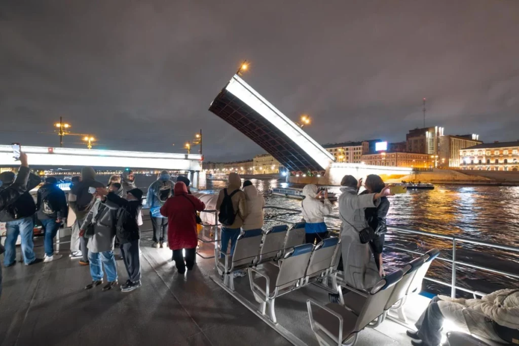 Восемь разводных мостов Петербурга — на катамаране 4