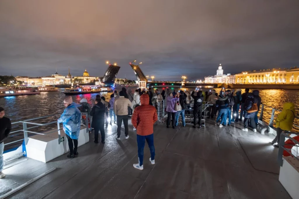 Восемь разводных мостов Петербурга — на катамаране 5