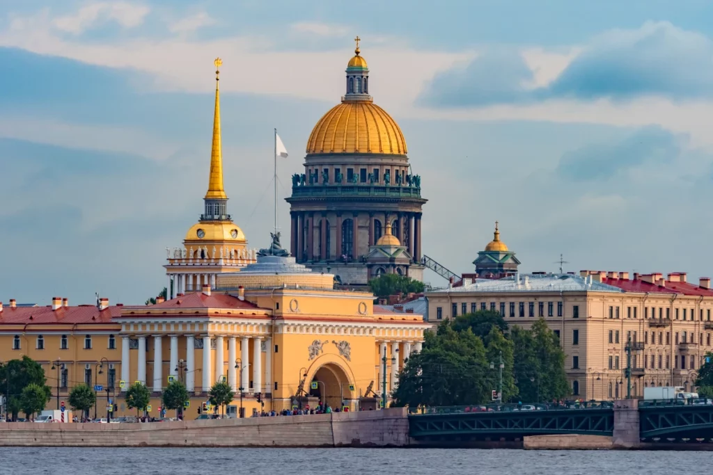 Золотой купол Исаакиевского собора — с воды